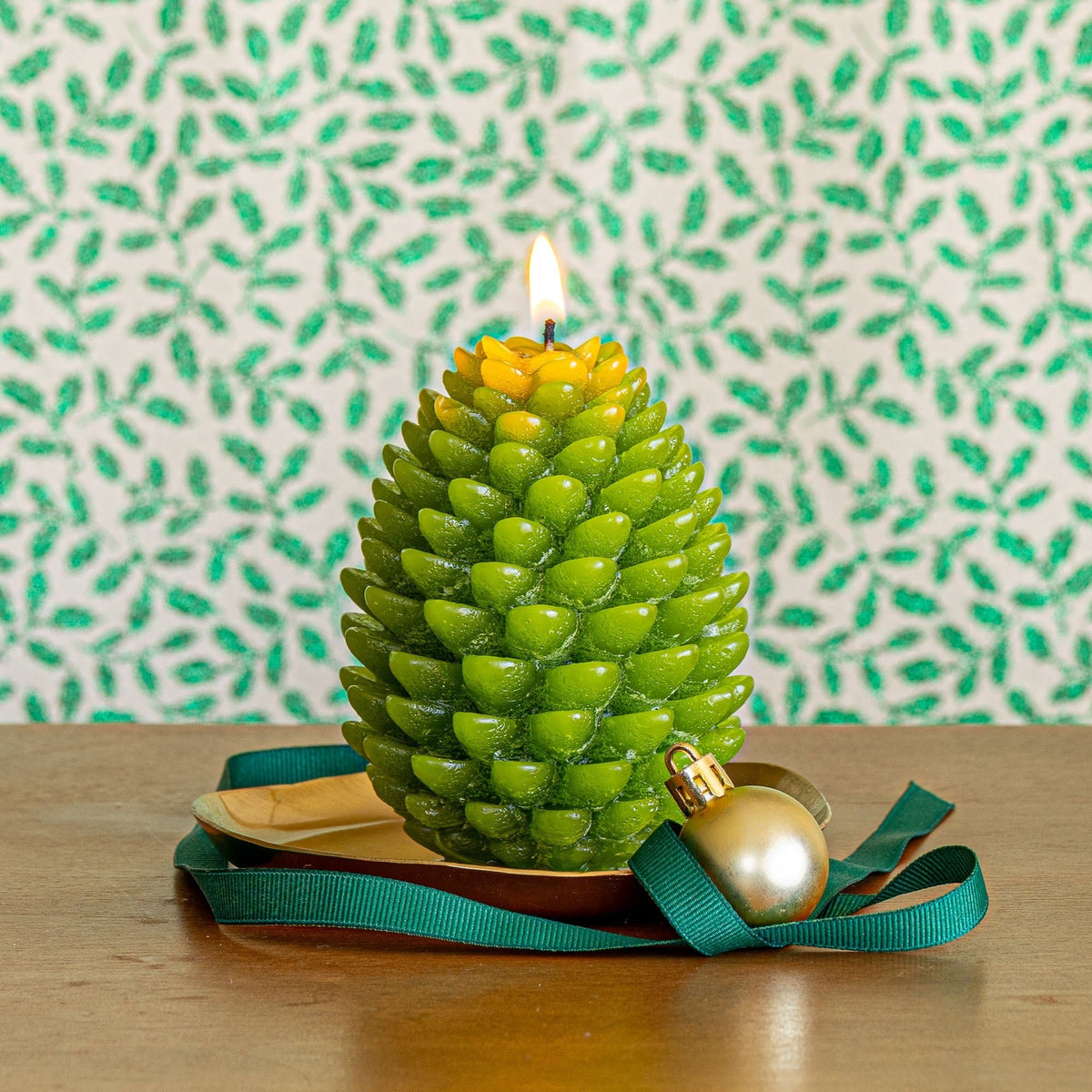 Signature Sculpted Pinecone Candle - Winterberry Frost - Che Cose Belle