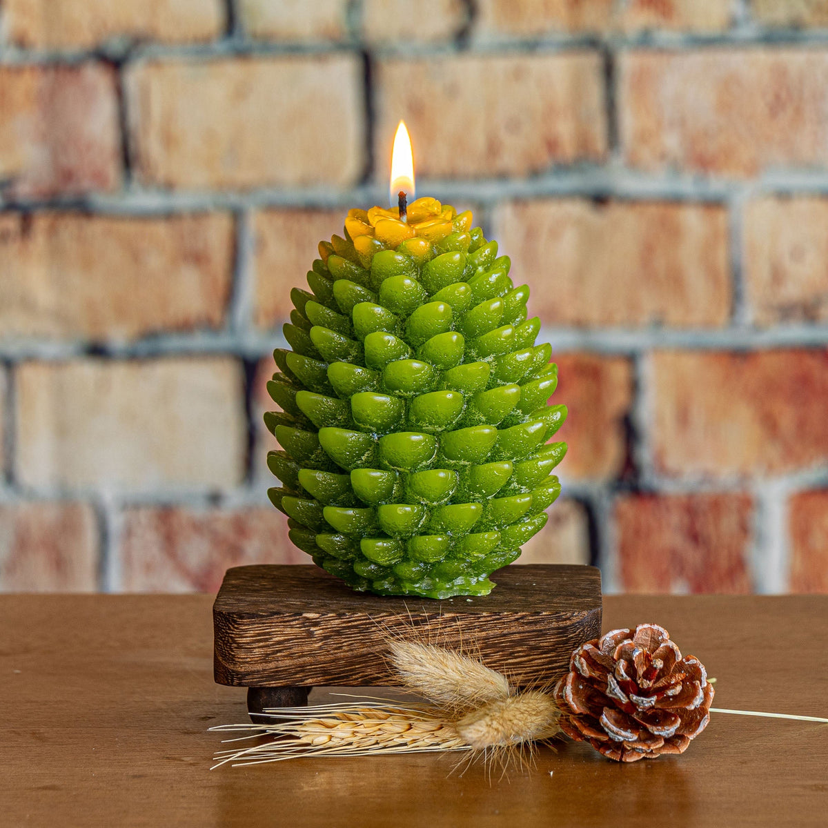 Signature Sculpted Pinecone Candle - Winterberry Frost - Che Cose Belle