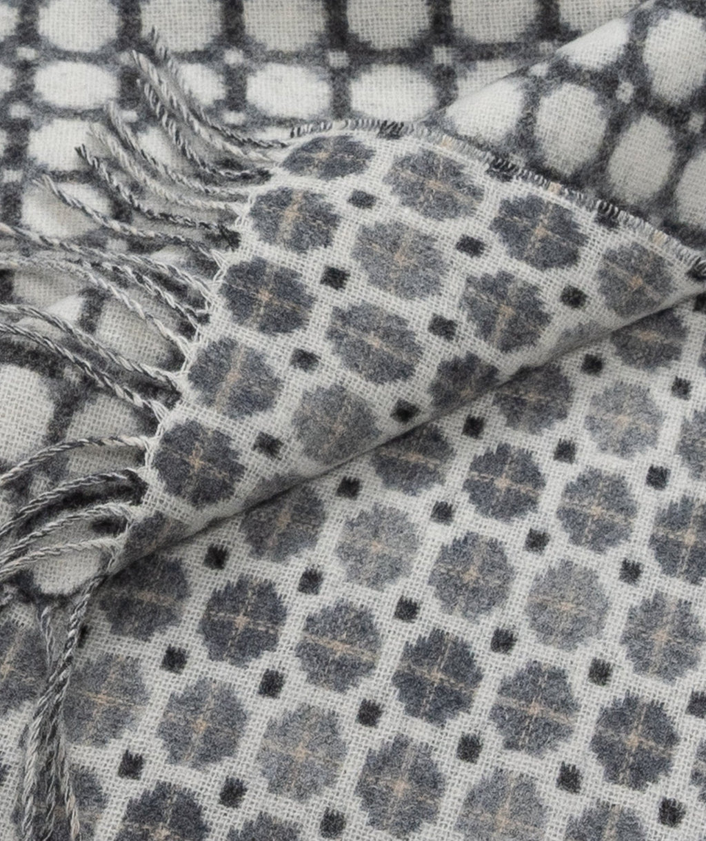 Southampton Home Merino Wool Medallion - Grey - Che Cose Belle