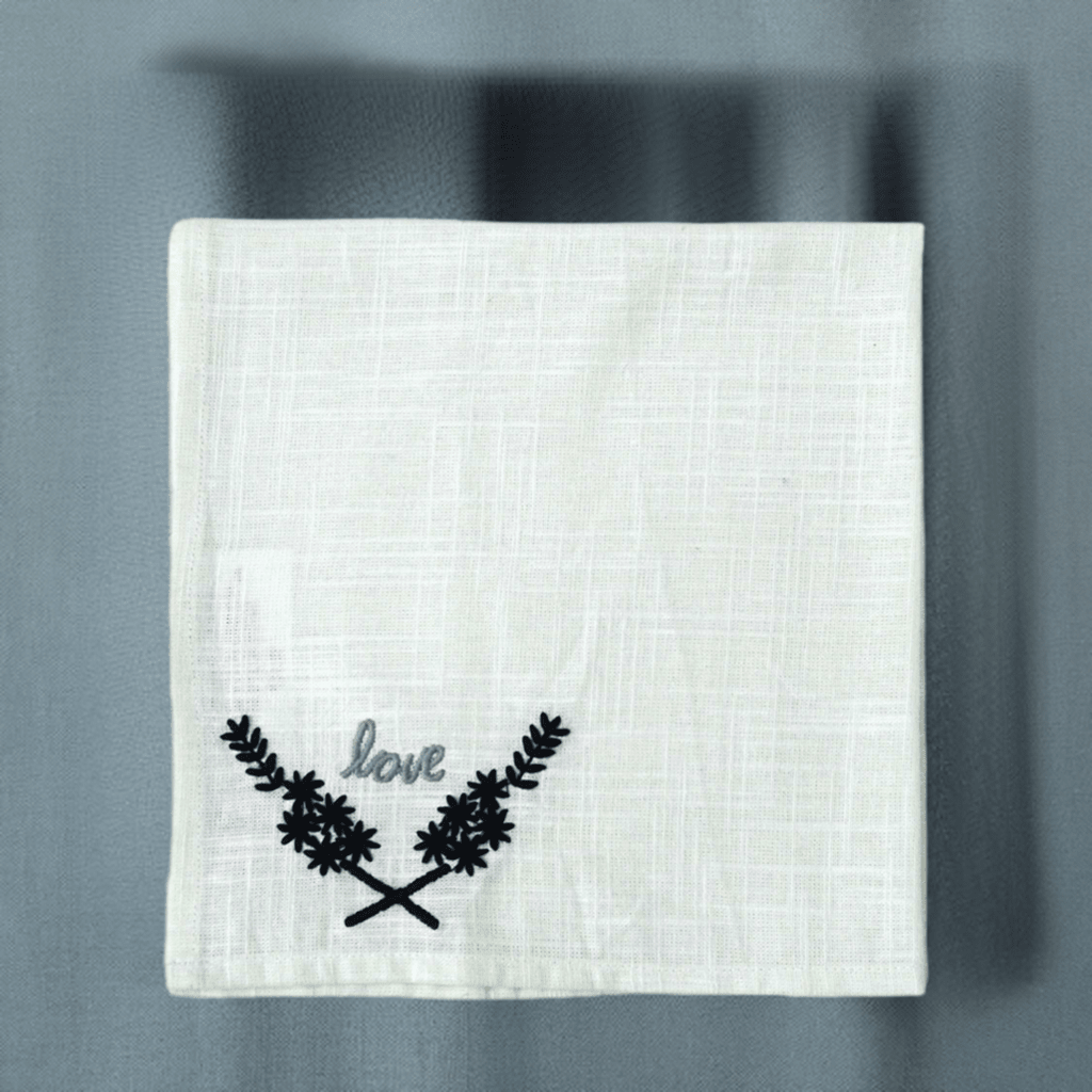 Table Cloth Napkins Set of 4 with Love Embroidery - Che Cose Belle