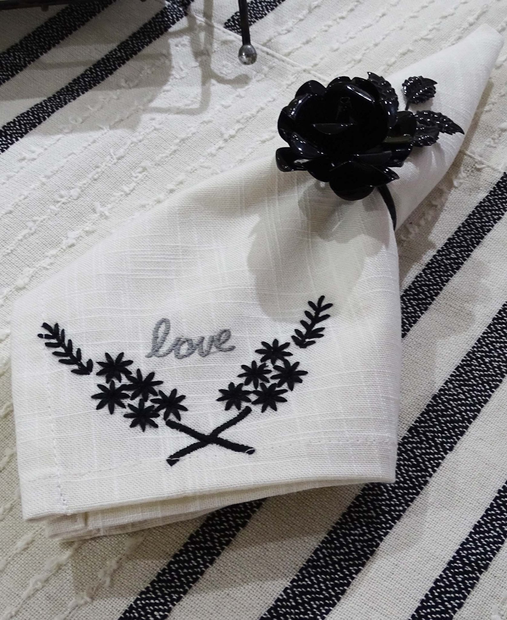 Table Cloth Napkins Set of 4 with Love Embroidery - Che Cose Belle