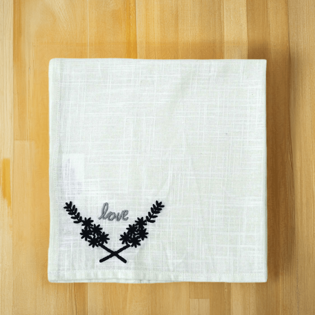 Table Cloth Napkins Set of 4 with Love Embroidery - Che Cose Belle