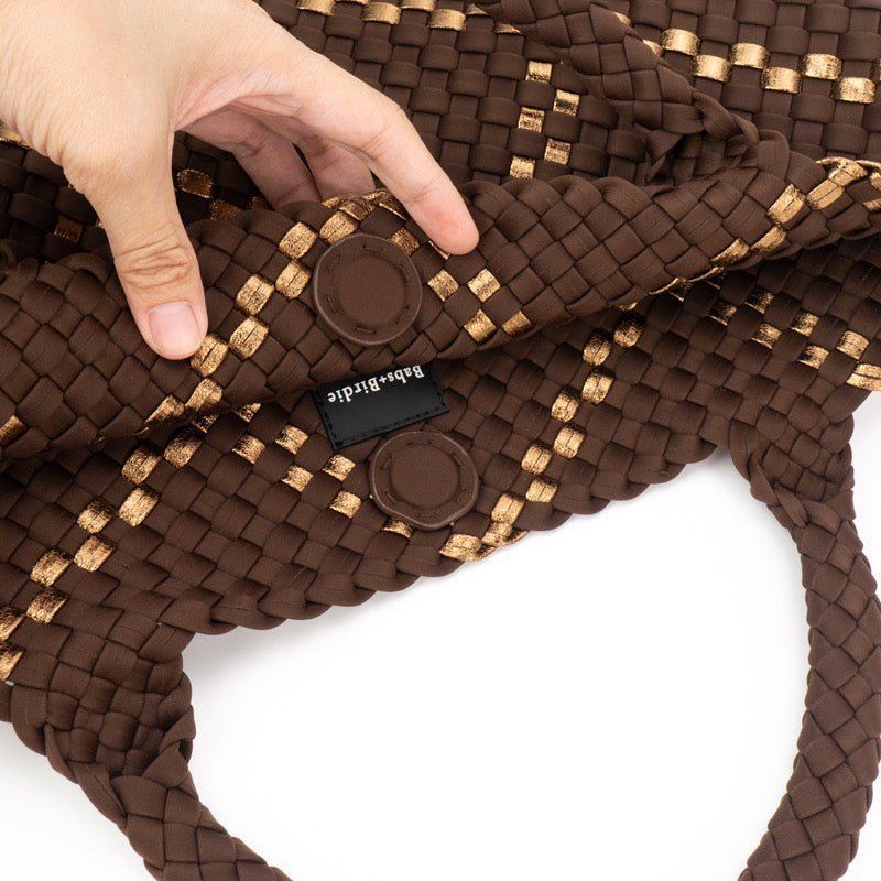 The Charli | Large Woven Neoprene Tote with Wristlet | Cocoa with Gold Stripe - Che Cose Belle