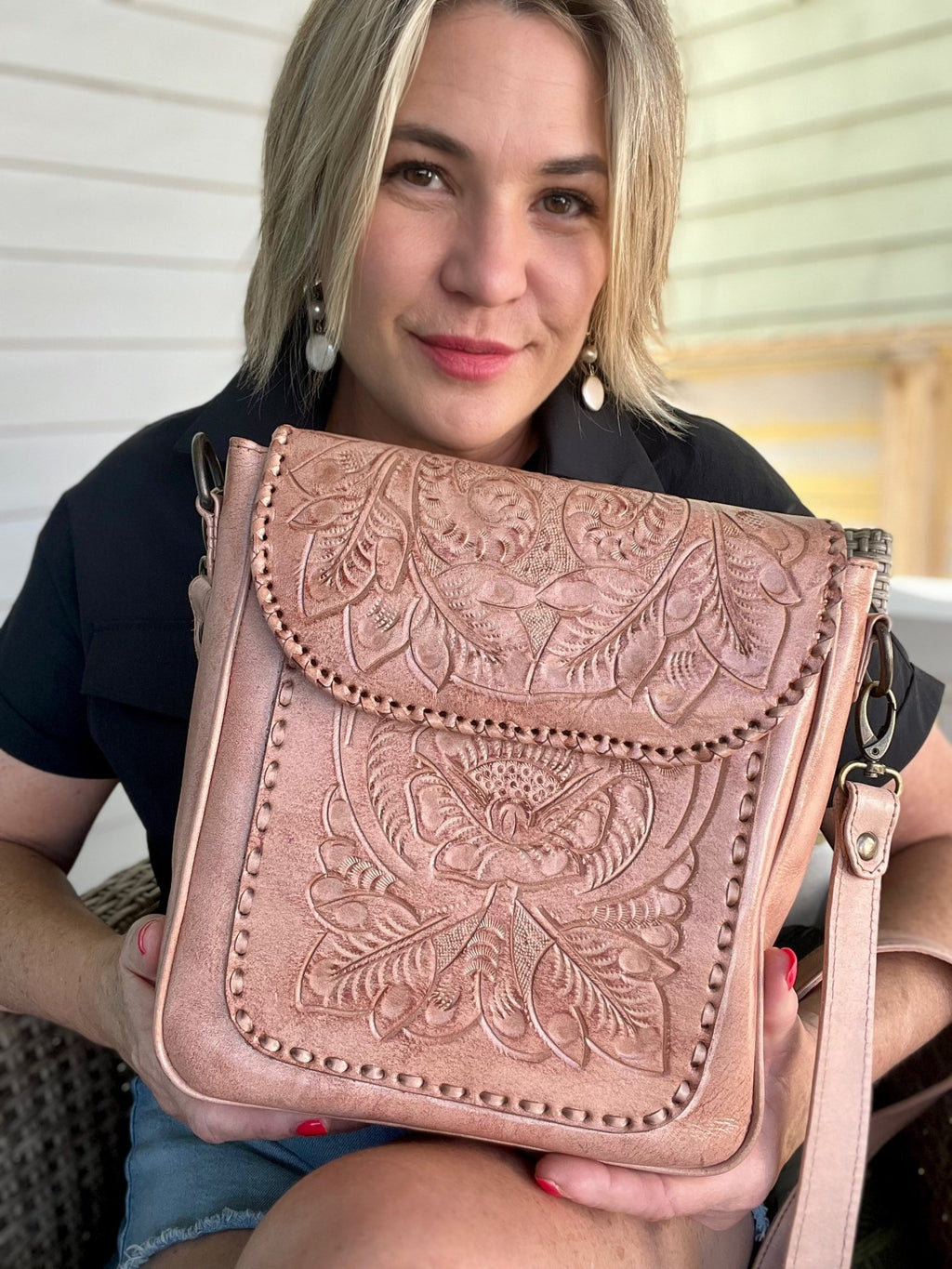 The Kimberly| Hand-Tooled Leather Messenger Bag - Che Cose Belle