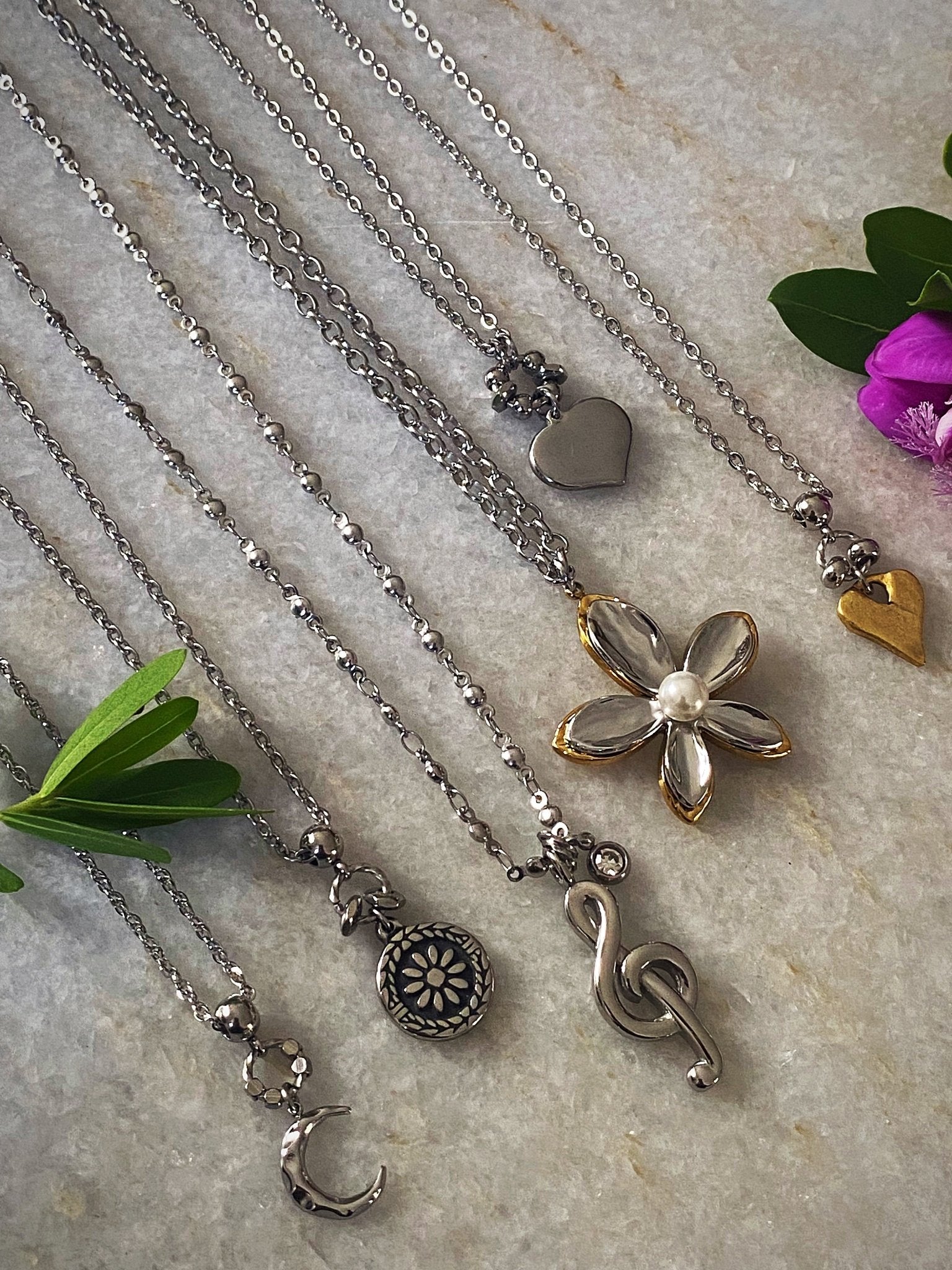 TINY MOON NECKLACE - Che Cose Belle