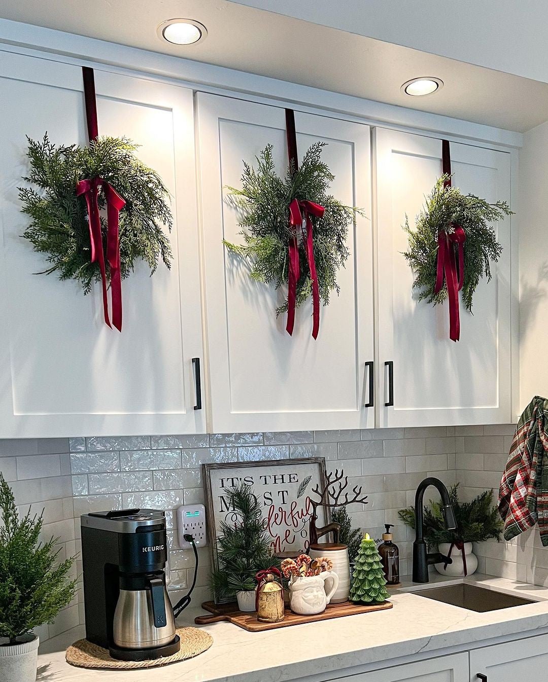 Traditional Red Mini Cedar Cabinet Wreaths with Ribbon - Che Cose Belle