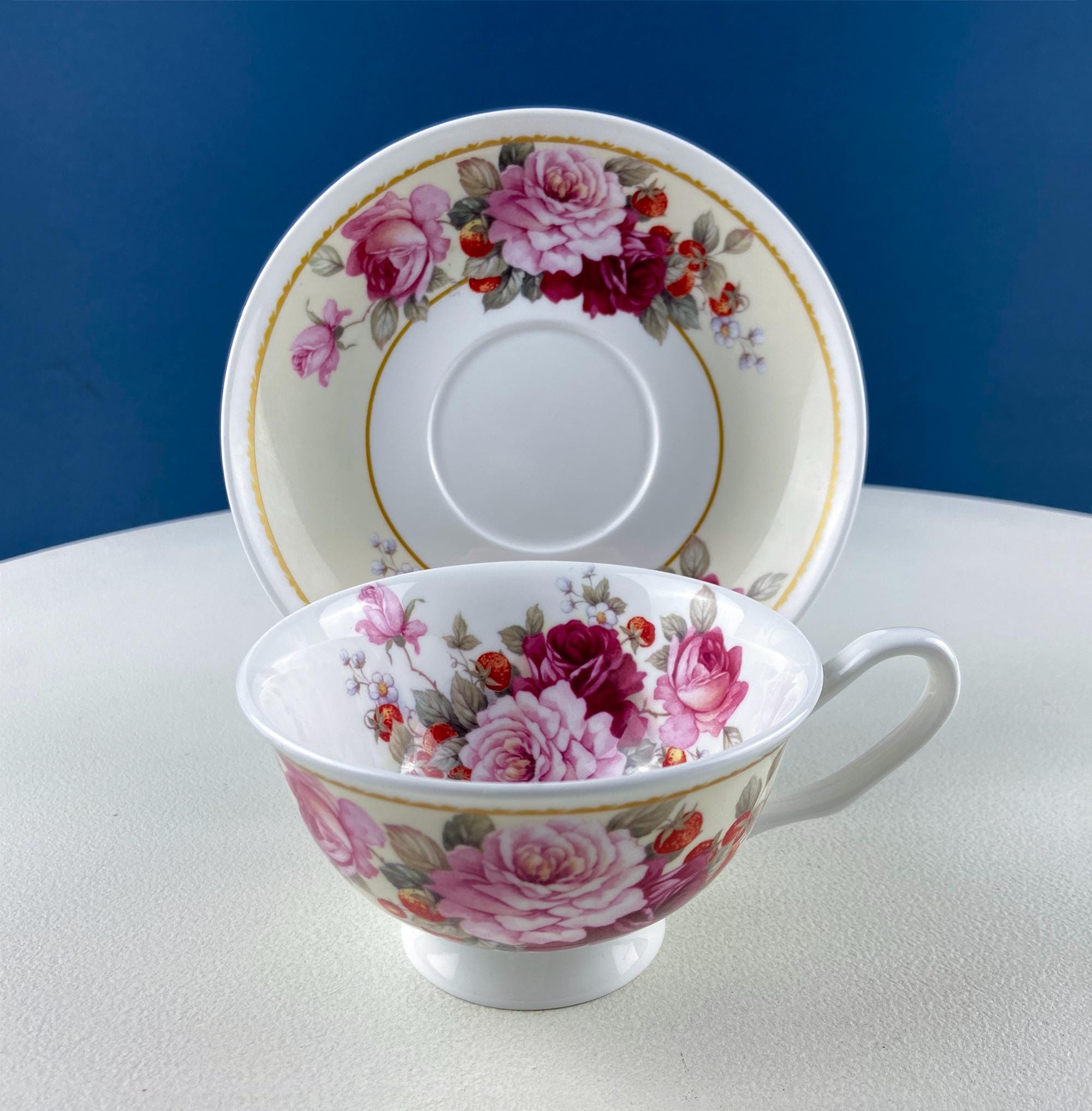 Vintage Stechcol Tea or Coffee Cup and Saucer with Roses and Strawberries Design. Dining Room Decor. Modern Farmhouse. Tea Garden Party. - Che Cose Belle