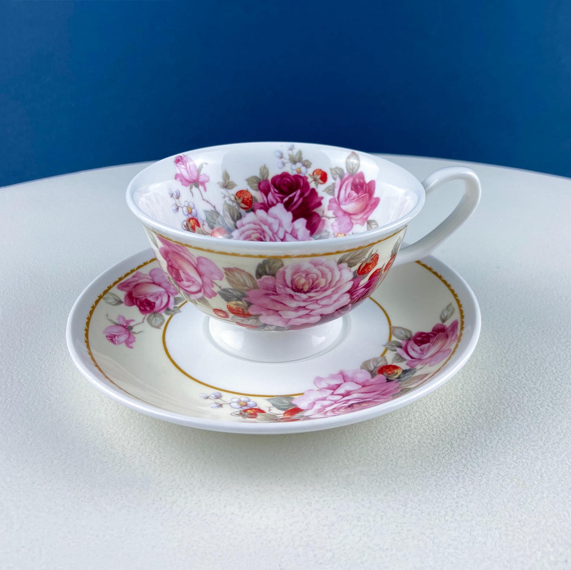 Vintage Stechcol Tea or Coffee Cup and Saucer with Roses and Strawberries Design. Dining Room Decor. Modern Farmhouse. Tea Garden Party. - Che Cose Belle