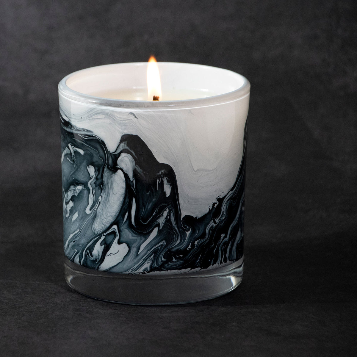 White Sage & Lily 14 oz. Swirl Glass Candle - Che Cose Belle