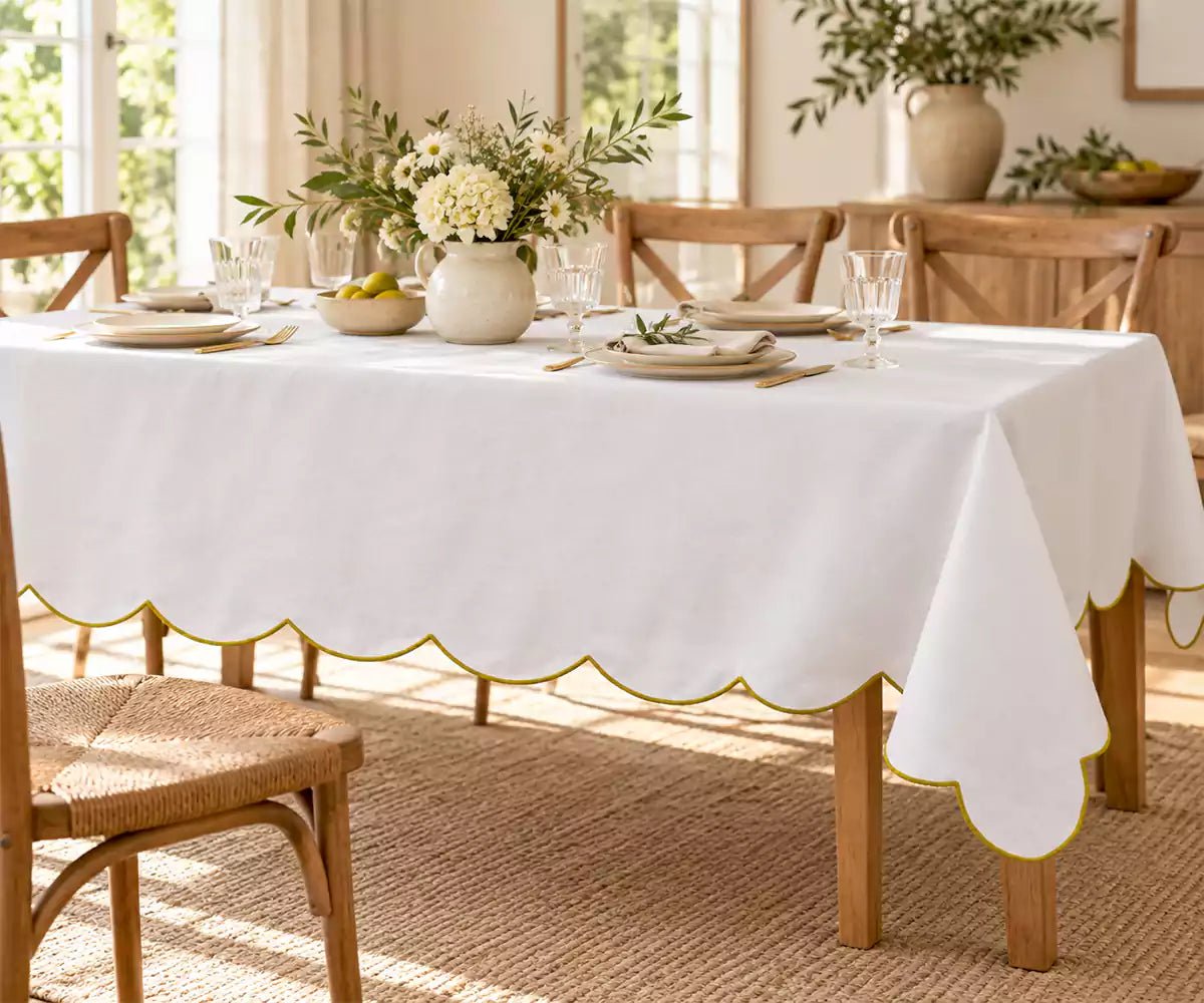 White with Gold Tablecloth - Scalloped - Che Cose Belle
