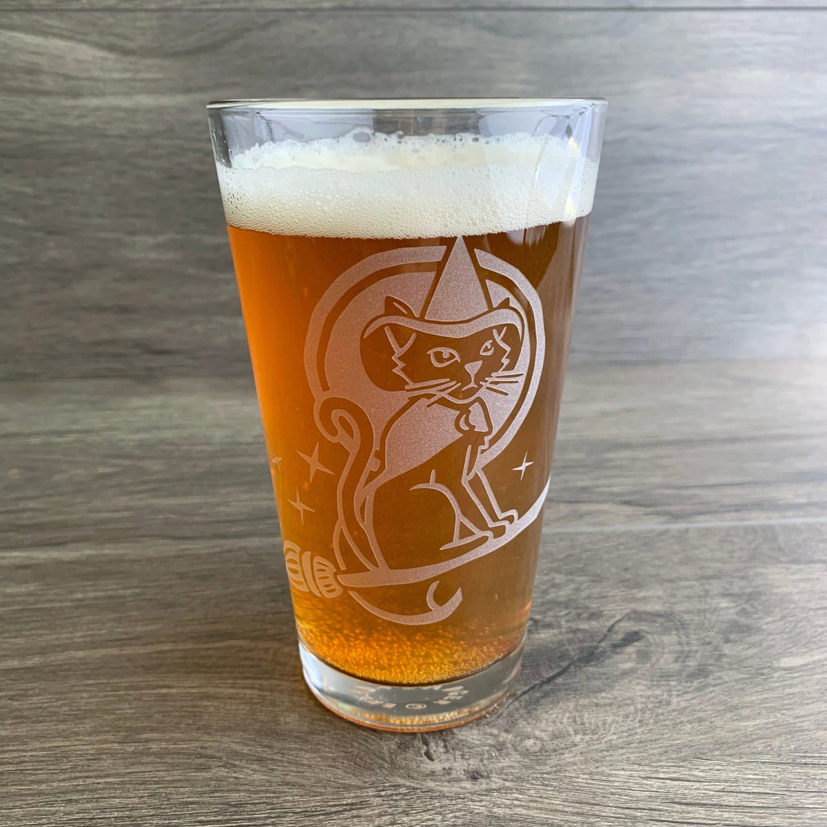 Witch Cat Pint Glass - etched Halloween glassware - Che Cose Belle
