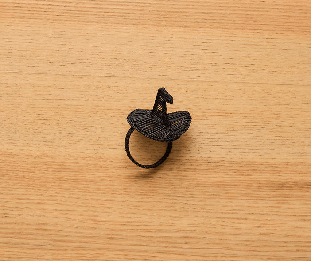 Witch Hat Napkin Ring – Handmade Halloween Table Decor – Black Woven Boho Napkin Holder – Spooky Fall Party Accent – Hostess Gift Idea - Che Cose Belle